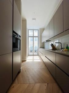 een keuken met houten vloeren en een groot raam bij Luxury Home / 3-Raum-Suite an der Frauenkirche / 4 in Dresden