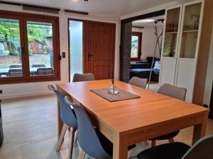 - une salle à manger avec une table et des chaises en bois dans l'établissement Le Cha'let Resteigne, à Wellin