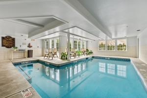 uma piscina numa casa em Sea Rose Suites em Ogunquit