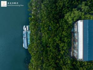 einen Blick über ein Gebäude in den Bäumen und dem Wasser in der Unterkunft Riverside Wing Hotel Guilin in Guilin