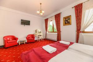 - une chambre avec un lit et un tapis rouge dans l'établissement Panoramic Center Rooms, à Braşov