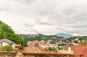 - une vue sur une ville avec des maisons et des montagnes dans l'établissement Panoramic Center Rooms, à Braşov