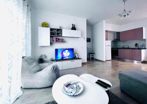 TV at/o entertainment center sa The Place Apartments 2, Qerret