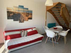 - une chambre avec un lit, une table et un escalier dans l'établissement Charmante maisonnette à Quend Plage, 2 chambres, jardinet, parking, proche commodités - FR-1-482-45, à Quend