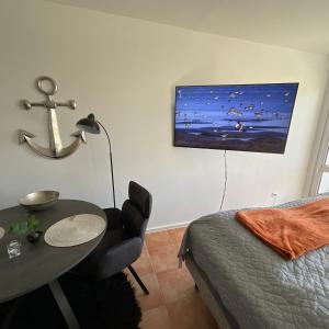 een slaapkamer met een tafel en een bed en een tafel en een lamp bij Ferienwohnung 1 Zimmer App Ankerplatz 43 im Olympiazentrum in Kiel