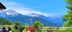 einen Blick auf die Berge in der Ferne in der Unterkunft Ferienhaus hoch oben mit Alpen Panorama Königssee- Nichtraucherdomizil in Berchtesgaden