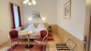 a dining room with a table and chairs in a room at Hotel Kindler 2,0 Self-Check-In in Leoben