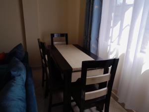 uma mesa de jantar e cadeiras num quarto em Milimani Nanyuki em Nanyuki