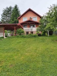 una grande casa con un grande cortile di fronte di Villa Bella a Ilidža