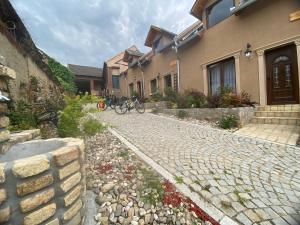 een fiets geparkeerd voor een huis bij Villa 1880 in Sremski Karlovci