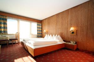 Tempat tidur dalam kamar di Hotel Tiroler Adler Bed & Breakfast