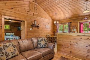 Romantic log cabin with hot tub पर बैठने की जगह