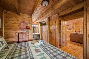 Romantic log cabin with hot tub में रसोई है