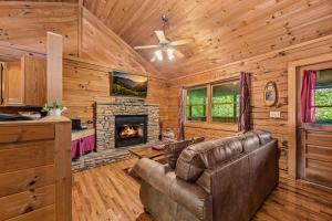 Romantic log cabin with hot tub पर बैठने की जगह