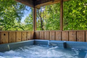 in Pigeon Forge Romantic log cabin with hot tub की गैलरी इमेज