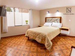 1 dormitorio con cama y ventana grande en SSAMANA MARÍA APARTMENT 102, en Arequipa