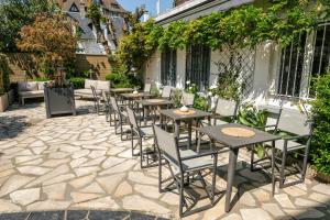 Un jardín fuera de Hôtel Le Patio - Deauville