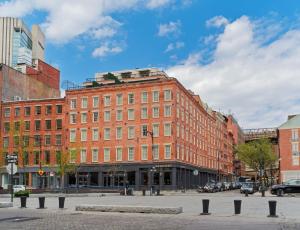 een groot gebouw van rode baksteen in een stadsstraat bij 33 Hotel, New York City, Seaport in New York