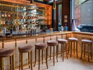 een bar met krukken voor een balie bij 33 Hotel, New York City, Seaport in New York