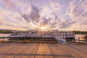 um par de barcos ancorados numa doca em Fortuna Boat Hotel Budapest em Budapeste