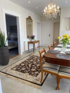 a living room with a table and a dining room at Villa Klara Cieplice in Jelenia Góra