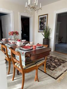 a dining room with a table and chairs at Villa Klara Cieplice in Jelenia Góra