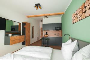 Il comprend une petite chambre avec un lit et une cuisine. dans l'établissement MK Appartements, à Bad Abbach