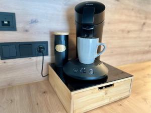 - une cafetière installée au-dessus d'une boîte en bois dans l'établissement MK Appartements, à Bad Abbach