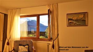 ein Fenster in einem Zimmer mit Bergblick in der Unterkunft Ferienhaus hoch oben mit Alpen Panorama Königssee- Nichtraucherdomizil in Berchtesgaden