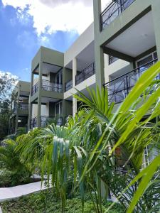 um prédio de apartamentos com plantas em frente em LOL-HA Hotel Boutique em Cancún