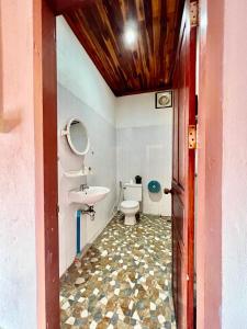 uma casa de banho com um WC e um lavatório em La Casa Hostel em Luang Prabang