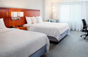 een hotelkamer met 2 bedden en een raam bij Courtyard by Marriott Roanoke Airport in Roanoke