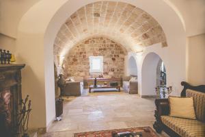 una sala de estar con un arco con sofás en B&B Relais Del Senatore, en Polignano a Mare