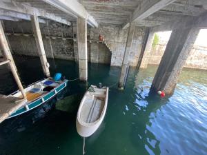 un barco sentado en el agua bajo un puente en Wonderful Stresa apartment, en Stresa