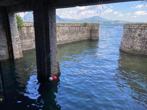 un puente sobre un cuerpo de agua con dos bolas en el agua en Wonderful Stresa apartment, en Stresa