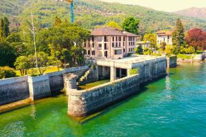 un gran edificio en medio de una masa de agua en Wonderful Stresa apartment, en Stresa