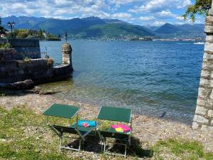 dos sillas y mesas a orillas de un lago en Wonderful Stresa apartment, en Stresa