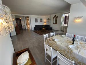 comedor y sala de estar con mesa y sillas en Wonderful Stresa apartment, en Stresa