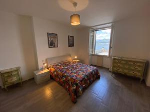 1 dormitorio con cama y ventana en Wonderful Stresa apartment, en Stresa