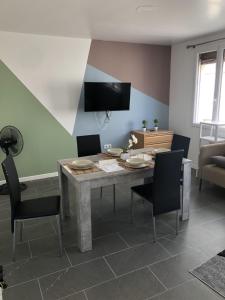 a dining room with a table and chairs at BEL APPARTEMENT ROSES PLAGE in Roses