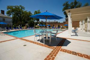 A piscina localizada em Williamsburg Lodge, Autograph Collection ou nos arredores