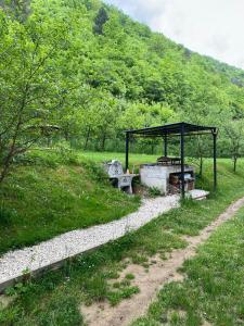 schronisko piknikowe z ławką na polu w obiekcie Golden Dream w mieście Jajce