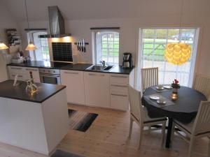 cocina con mesa y comedor en Tåsinge B&B, en Svendborg