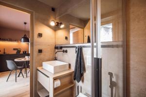 y baño pequeño con lavabo y ducha. en Rousa little guesthouse Cosy Plus, en Rasun di Sopra