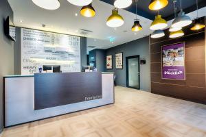 eine Lobby eines Zahnarztbüros mit einer Rezeption in der Unterkunft Premier Inn Wiesbaden City Centre in Wiesbaden