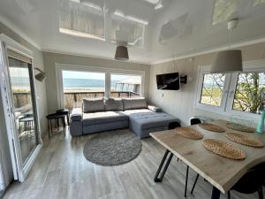 uma sala de estar com um sofá e uma mesa em Kite House Chałupy em Władysławowo