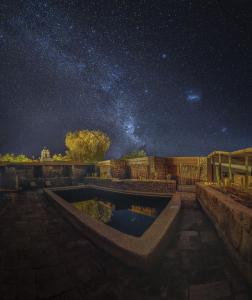 un cielo estrellado con una piscina por la noche en Terrantai Lodge, en San Pedro de Atacama