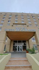 アリカにあるHotel Diego De Almagro Aricaのホテルの入り口付きアートメントビル