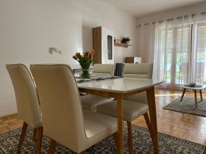 a dining room with a table and chairs at Apartmani Roko in Biograd na Moru