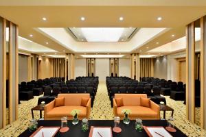 een grote kamer met stoelen en tafels in een kamer bij Fairfield by Marriott Amritsar in Amritsar